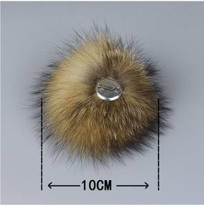 Pompons en fourrure de raton laveur avec bouton pression pour bonnet - Product Image 6