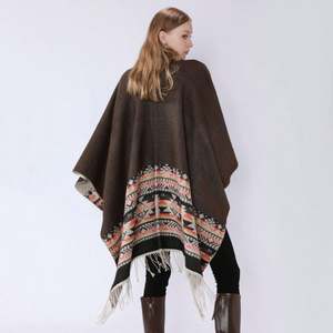 Ponchos et capes mexicains classiques en laine longue pour femmes, chauds pour l'hiver, à capuche ouverte, avec pompons, pour activités de plein air - Product Image 2