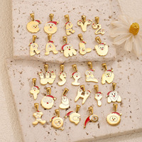 Pendentif Alphabet Festif en Acier Inoxydable Émaillé F434, Breloque Lettre A-Z avec Détail Chapeau Rouge pour la Fabrication de Bijoux DIY de Noël