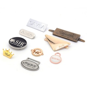 ป้ายโลหะสั่งทำตัวอักษรสีทอง โลโก้แบรนด์สำหรับกระเป๋าถือ - Product Image 1