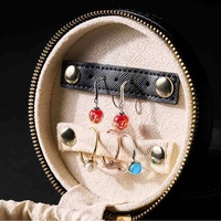 Boîte à bijoux de voyage en cuir PU avec logo personnalisé Boîte à bijoux en velours portable avec fermeture éclair pour collier boucles d'oreilles bagues