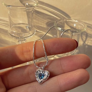 Collar de amor con incrustaciones de martillo Irregular versátil Cadena de clavícula de corazón de <span class=keywords><strong>lava</strong></span> de gama alta con sentido de diseño exquisito para mujer - Product Image 3