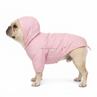 Großhandel: Klassische, Niedliche und Luxuriöse Hunde-Regenmäntel aus Wasserdichtem Polyester, Geeignet für Alle Jahreszeiten, mit Reflektierendem Design