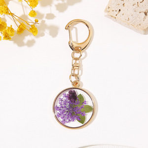 Porte-clés minimaliste en résine avec fleurs séchées, bordure dorée, véritable porte-clés botanique pressé, cercle, breloque pour sac, cadeau unique pour les amoureux de la nature - Product Image 2