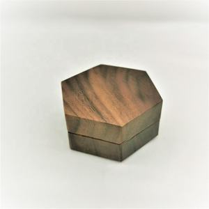 Boîte à bijoux hexagonale personnalisée en bois de hêtre pour boucles d'oreilles et bagues, boîte secrète pour cadeau de mariage - Product Image 2