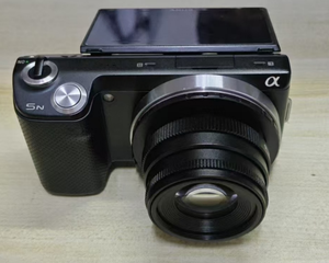 กล้องดิจิตอลมือสอง 16MP APS-C รุ่น NEX-5N พร้อมเลนส์ 35 มม. F1.6 ความเร็ว 10.0fps เลนส์เปลี่ยนได้ ชุดกล้องครบชุด - Product Image 1