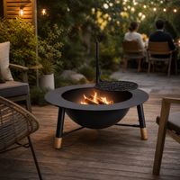 Barbecue et foyer autoportant moderne 100 cm avec bras articulé, grille en fonte, pieds trépieds en acier peint et pieds en bois, portable