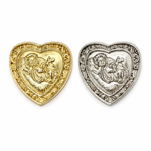 Broche vintage en relief Cœur de Jésus Bébé, insigne religieux catholique, idéal pour Noël et les cadeaux de baptême - Product Image 1
