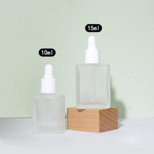 Venta al por Mayor de Botellas de Vidrio Cuadradas Transparentes y Esmeriladas de 10 ml y 15 ml, Color Rosa, para Suero y Aceite Esencial, con Gotero y Pipeta, Marca LK, Impresión Serigráfica - Product Image 2