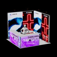 Stand d'exposition personnalisé en forme de cube avec éclairage sur quatre côtés, mur arrière entièrement illuminé avec graphique artistique en néon en forme de croix, vague violette
