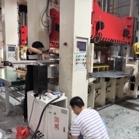 Robot de Estampado de Alta Precisión con Manipulador de Cuatro Ejes para la Producción de Placas Traseras de TV y Chasis de Computadora
