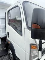 Camion benne léger d'occasion SINOTRUK HOWO 4x2, benne basculante fiable de 3 à 5 tonnes pour le transport de chantier et de marchandises urbaines.