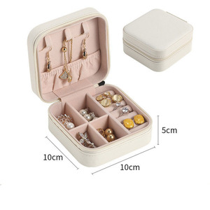 Mini Estuche de Joyería de Viaje, Caja Organizadora Portátil de Cuero PU con Cierre para Anillos, Aretes y Collares - Product Image 6