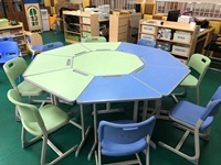 Bureau d'étudiant moderne trapézoïdal en plastique écologique solide et acier, confortable et réglable, avec plateau en bois pour la maison, le bureau et l'école