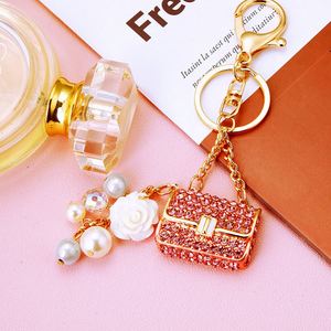 Llavero de metal con perlas y diamantes de imitación para mujer, colgante creativo para bolso, venta al por mayor - Product Image 4