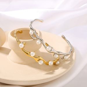 กำไลข้อมือแฟชั่นสแตนเลสสตีลกันน้ำขัดเงาคุณภาพสูงป้องกันอาการแพ้แบบขายส่งปี 2024 ประดับมุกสั่งทำได้ - Product Image 1