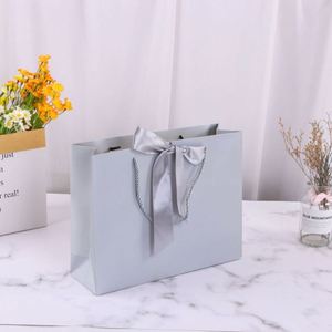 ถุงกระดาษคราฟท์พิมพ์ลายหรูหราสำหรับขายส่ง พร้อมหูหิ้ว รีไซเคิลได้ สำหรับร้านค้าปลีกเสื้อผ้า แบรนด์เสื้อผ้า โลโก้สั่งทำได้ ถุงบรรจุภัณฑ์สำหรับช้อปปิ้ง - Product Image 2