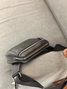 Premium-Schultertasche aus hochwertigem Vollnarbenleder. Diebstahlsichere Herren-Brusttasche. Alltagstaugliche Tragetasche für urbane Reisen. OEM-Lieferant - Product Image 4