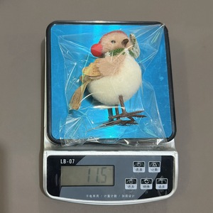 Vente en gros de décorations de Noël 2025, figurines d'oiseaux en peluche mignonnes avec mini-chapeaux et écharpes. - Product Image 6
