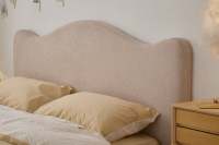 Lit rembourré incurvé de style vintage moderne italien avec cadre en bois pour chambre à coucher