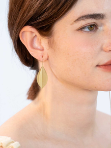 Orecchini a Perno YXQ E342 in Acciaio Inossidabile con Finitura Dorata Spazzolata Spagna - Product Image 3