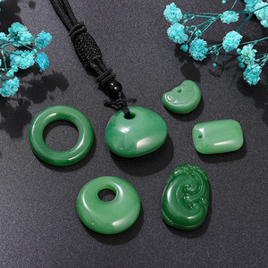 Pendentif en verre imitation jade, formes variées, pour la fabrication de colliers, accessoires de bijoux DIY, traitement nacré, origine Yiwu, collection Printemps - Product Image 1