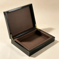 Boîte cadeau rigide personnalisée avec logo, poignée en ruban, doublure en éponge, estampage à chaud doré pour emballage de chocolat