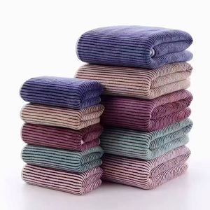 Serviette de bain en microfibre de haute qualité, sans peluches, rayée, douce et absorbante, en polaire corail, idéale pour les voyages, les hôtels, les spas et la maison. - Product Image 2