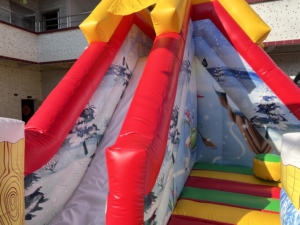 Terrain de jeu gonflable sur le thème de Noël, en matériaux écologiques et sûrs, château gonflable avec toboggan - Product Image 3