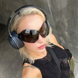 Gafas de Sol Personalizadas con Logotipo 2025, Gafas de Sol de Gran Tamaño para Hombre y Mujer, Estilo Y2K, Gafas Deportivas Punk, Gafas de Sol de Mariposa sin Montura para Mujer - Product Image 3