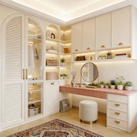 Armoire dressing sur mesure blanche crème avec grand espace de rangement, table de maquillage et tiroirs intégrés