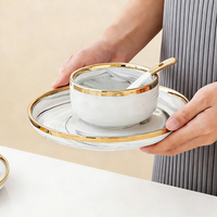 Vaisselle en céramique lisse émaillée à motif de marbre blanc et bord doré pour la vente en gros, maisons et restaurants, ensembles d'assiettes et de bols