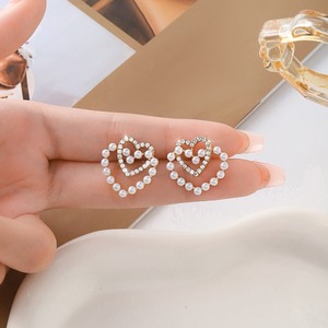 Boucles d'oreilles tendance vintage en perles d'imitation incrustées, double cœur, luxe léger, polyvalentes, ajourées, cadeau pour femme - Product Image 2