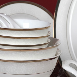 Nouvel ensemble de vaisselle de luxe en porcelaine fine avec bordure dorée, 60 pièces, style européen - Product Image 2