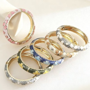Pulsera Vintage de Aleación con Flores Coloridas y Baño de Oro para Mujer, Estilo Ins, Delicada, Moderna, Retro, Versátil y Encantadora - Product Image 2