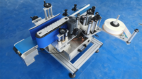 Machine verticale automatique d'étiquettes autocollantes adhésives pour petites bouteilles d'eau en verre pour ligne de production