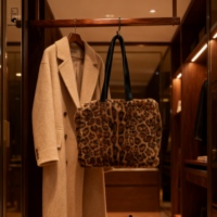Sac fourre-tout personnalisé ultra-doux à imprimé léopard, sac de shopping chic en peluche avec poignées en cuir noir, sac à main tendance pour tous les jours
