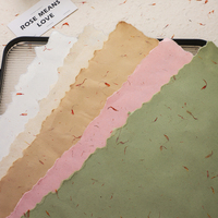 Papier d'emballage floral artisanal en fibre de coton kapok avec pétales intégrés, bord festonné, naturel et rustique, fournitures florales pour cadeaux