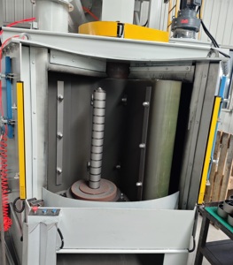 Máy bắn bi quay nhỏ tiết kiệm chi phí với hộp số và động cơ để làm sạch gỉ sét và đánh bóng kim loại - Product Image 2