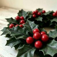 Couronne de Noël porte-bougie avec feuilles de houx et baies rouges, centre de table rustique pour les fêtes, décoration intérieure