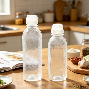 Botella de aceite con dispensador, un utensilio de cocina popular diseñado para uso doméstico. Es una botella exprimible para salsa de soja, vinagre y - Product Image 1