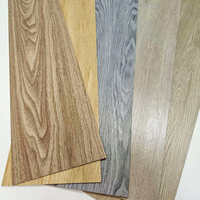 Revêtement de sol en vinyle auto-adhésif gaufré, certifié SGS, motif chevron, pour la décoration de magasins