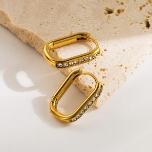 La mejor calidad, 1 par de pendientes chapados en oro de 18 quilates, pendientes básicos cuadrados de acero inoxidable con incrustaciones de circón, pendientes de tuerca a la moda - Product Image 5
