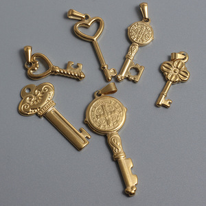 Breloques de style rétro en forme de cadenas et de clé |   Pendentifs vintage en acier inoxydable plaqué or 18 carats PVD, différents modèles, pour la création de bijoux DIY - Product Image 1