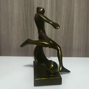 Estatueta de futebol de resina de poliresina para decoração de casa pequena
