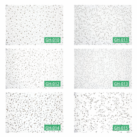 Plaques de plafond acoustiques carrées en laine minérale 600x600mm (2x2ft) ignifuges insonorisées modernes pour plafond suspendu salle de bain hôtel