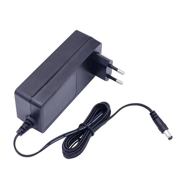 12 V 5 A Strom-DC-Akkuladegerät mit 5 V Ausgangsspannung EU UK Stecker 60 W Strom PC ABS Material Rohs zertifiziert 50-60 Hz Frequenz