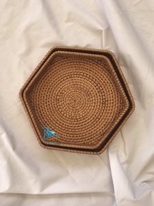 Vente en gros de deux plateaux de service en rotin hexagonal tissé à la main, ensembles complets pour décorations pour la maison et rangement - Product Image 4