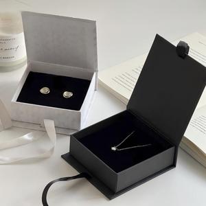 Nouvelle boîte d'emballage de luxe pour bijoux avec rabat en ruban et doublure en éponge, boîte cadeau imprimée avec logo pour colliers, bagues, boucles d'oreilles – En stock - Product Image 1