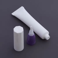 Tube en plastique souple de forme ronde pour le maquillage et le massage du brillant à lèvres avec applicateur spécial pour les soins de la peau et les masques faciaux